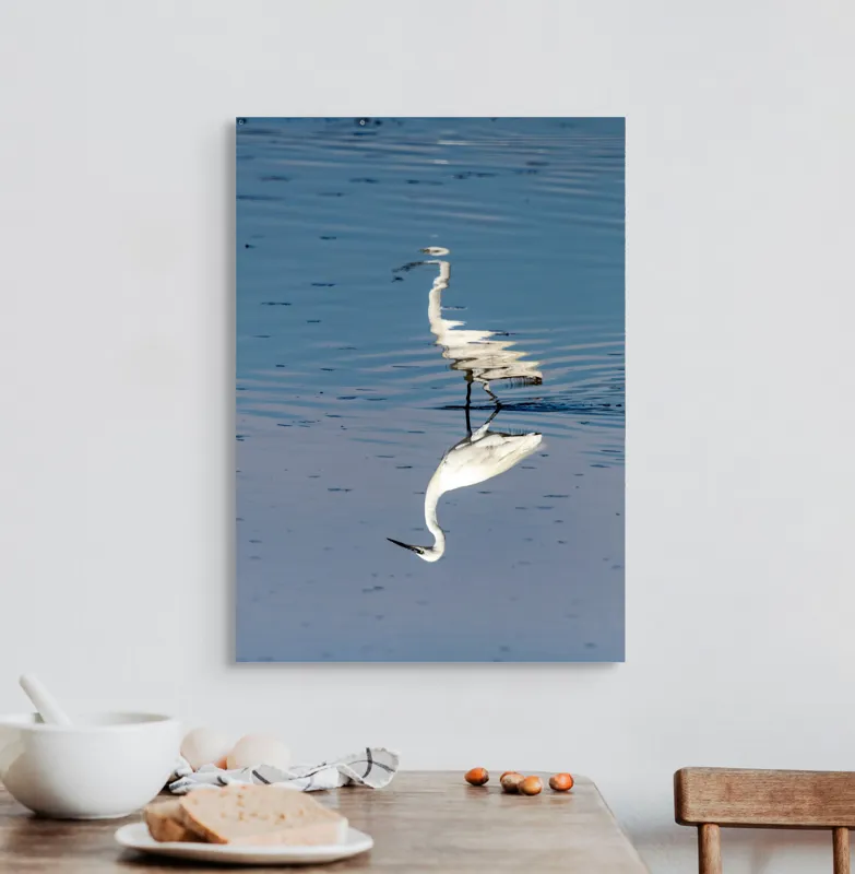 Tablou Canvas, "Egreta și reflecția în apă liniștită", Reflecție, Liniște, Eleganță, Apă, Pasăre, Serenitate, Albastru, Natură, 50 x 70 cm – poza 3