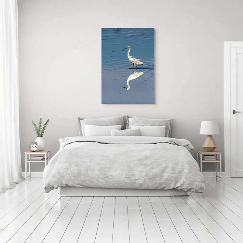 Tablou Canvas, "Egreta și reflecția în apă liniștită", Reflecție, Liniște, Eleganță, Apă, Pasăre, Serenitate, Albastru, Natură, 70 x 100 cm – poza 3
