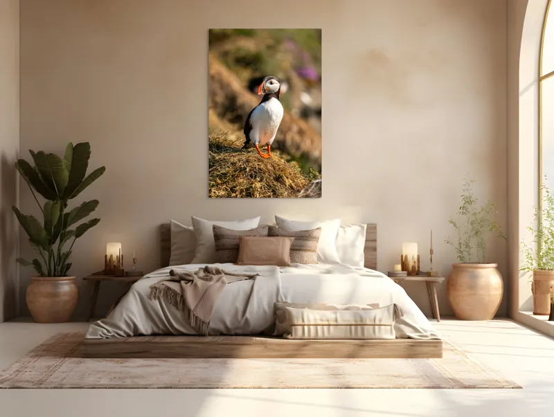 Tablou Canvas, "Puffin pe marginea stâncii verzi", Pinguin, Stâncă, Vegetație, Lumină, Panoramă, Măreție, Natură, Libertate., 100 x 150 cm – poza 3