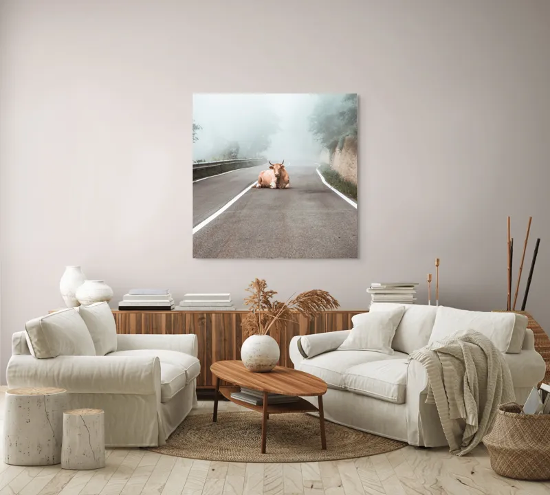 Tablou Canvas, "Vaca stăpâna drumului în ceață", Vacă, Drum, Ceață, Copaci, Zid, Calm, Linie, Cer, Natură, Singurătate, 100 x 100 cm – poza 3