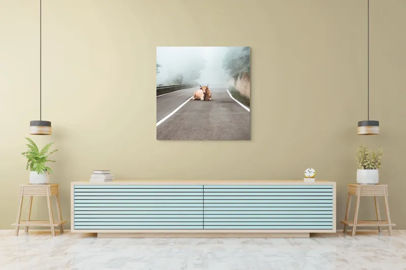 Tablou Canvas, "Vaca stăpâna drumului în ceață", Vacă, Drum, Ceață, Copaci, Zid, Calm, Linie, Cer, Natură, Singurătate, 100 x 100 cm – poza 5