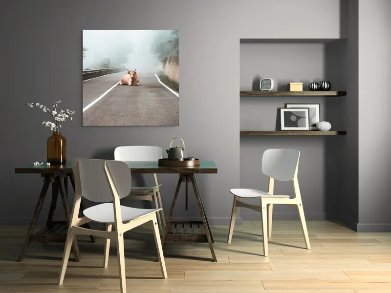 Tablou Canvas, "Vaca stăpâna drumului în ceață", Vacă, Drum, Ceață, Copaci, Zid, Calm, Linie, Cer, Natură, Singurătate, 100 x 100 cm – poza 6