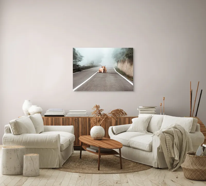Tablou Canvas, "Vaca stăpâna drumului în ceață", Vacă, Drum, Ceață, Copaci, Zid, Calm, Linie, Cer, Natură, Singurătate, 100 x 70 cm – poza 3