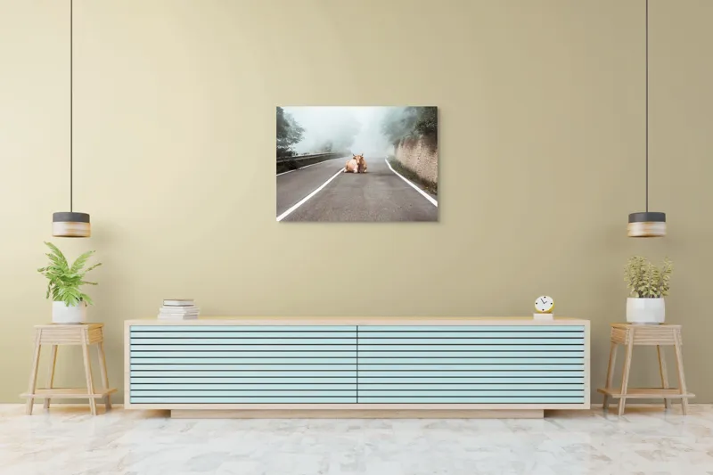 Tablou Canvas, "Vaca stăpâna drumului în ceață", Vacă, Drum, Ceață, Copaci, Zid, Calm, Linie, Cer, Natură, Singurătate, 100 x 70 cm – poza 4