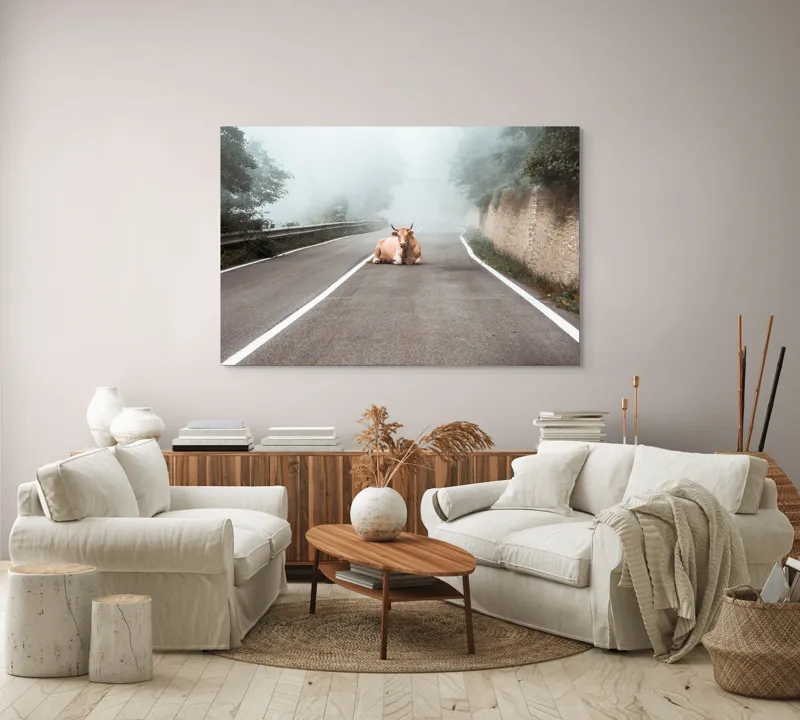 Tablou Canvas, "Vaca stăpâna drumului în ceață", Vacă, Drum, Ceață, Copaci, Zid, Calm, Linie, Cer, Natură, Singurătate, 150 x 100 cm – poza 3