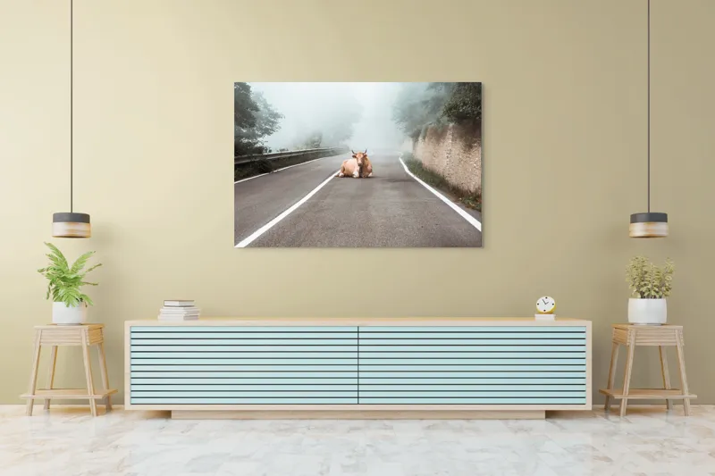 Tablou Canvas, "Vaca stăpâna drumului în ceață", Vacă, Drum, Ceață, Copaci, Zid, Calm, Linie, Cer, Natură, Singurătate, 150 x 100 cm – poza 6