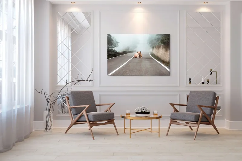 Tablou Canvas, "Vaca stăpâna drumului în ceață", Vacă, Drum, Ceață, Copaci, Zid, Calm, Linie, Cer, Natură, Singurătate, 150 x 100 cm – poza 7
