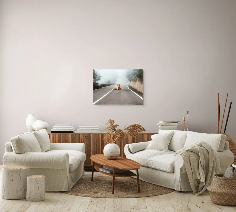 Tablou Canvas, "Vaca stăpâna drumului în ceață", Vacă, Drum, Ceață, Copaci, Zid, Calm, Linie, Cer, Natură, Singurătate, 70 x 50 cm – poza 6