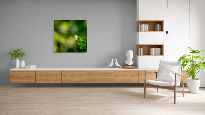 Tablou Canvas, "Fluture pe frunzele verzi scăldate de soare", Fluture, Frunze, Lumină, Verde, Natură, Bokeh, Aripi, Fragilitate, 100 x 100 cm – poza 8