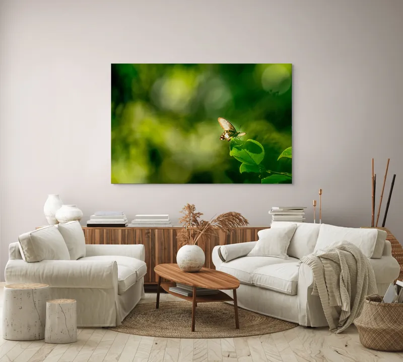 Tablou Canvas, "Fluture pe frunzele verzi scăldate de soare", Fluture, Frunze, Lumină, Verde, Natură, Bokeh, Aripi, Fragilitate, 150 x 100 cm – poza 3