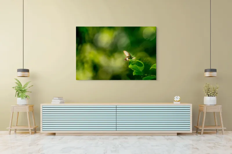 Tablou Canvas, "Fluture pe frunzele verzi scăldate de soare", Fluture, Frunze, Lumină, Verde, Natură, Bokeh, Aripi, Fragilitate, 150 x 100 cm – poza 6