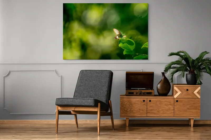 Tablou Canvas, "Fluture pe frunzele verzi scăldate de soare", Fluture, Frunze, Lumină, Verde, Natură, Bokeh, Aripi, Fragilitate, 150 x 100 cm – poza 8