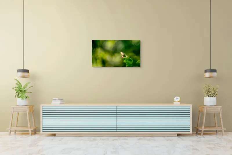 Tablou Canvas, "Fluture pe frunzele verzi scăldate de soare", Fluture, Frunze, Lumină, Verde, Natură, Bokeh, Aripi, Fragilitate, 90 x 50 cm – poza 5