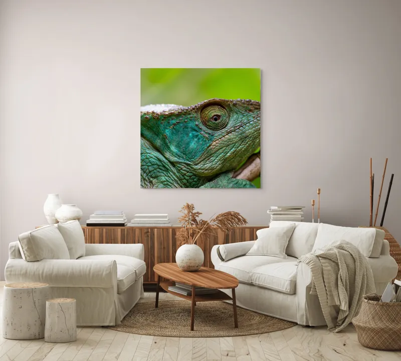Tablou Canvas, "Cameleonul în culorile naturii vibrante", Schimbare, Culoare, Adaptabilitate, Natură, Detalii, Verde, Textură, Solzi, Obiectiv, Calm, Liniște, 100 x 100 cm – poza 3