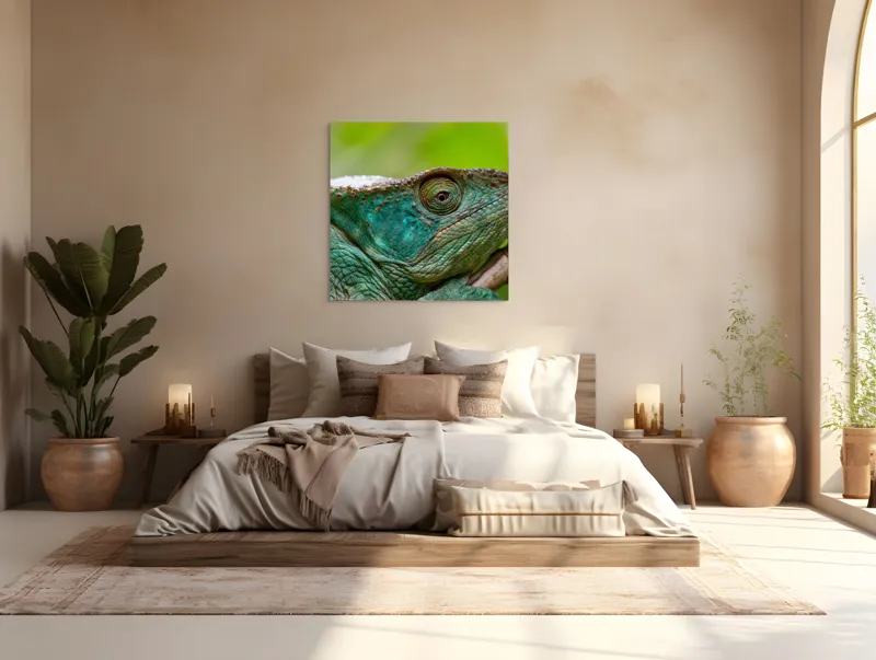 Tablou Canvas, "Cameleonul în culorile naturii vibrante", Schimbare, Culoare, Adaptabilitate, Natură, Detalii, Verde, Textură, Solzi, Obiectiv, Calm, Liniște, 100 x 100 cm – poza 4