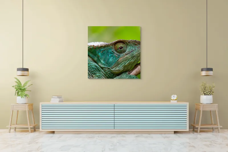 Tablou Canvas, "Cameleonul în culorile naturii vibrante", Schimbare, Culoare, Adaptabilitate, Natură, Detalii, Verde, Textură, Solzi, Obiectiv, Calm, Liniște, 100 x 100 cm – poza 5