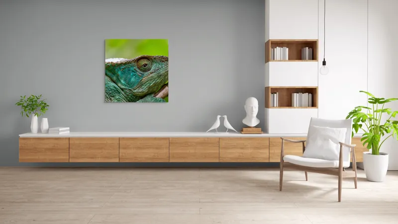 Tablou Canvas, "Cameleonul în culorile naturii vibrante", Schimbare, Culoare, Adaptabilitate, Natură, Detalii, Verde, Textură, Solzi, Obiectiv, Calm, Liniște, 100 x 100 cm – poza 8