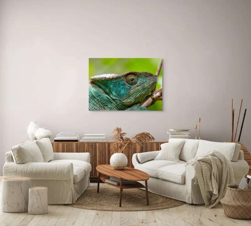 Tablou Canvas, "Cameleonul în culorile naturii vibrante", Schimbare, Culoare, Adaptabilitate, Natură, Detalii, Verde, Textură, Solzi, Obiectiv, Calm, Liniște, 100 x 70 cm – poza 3