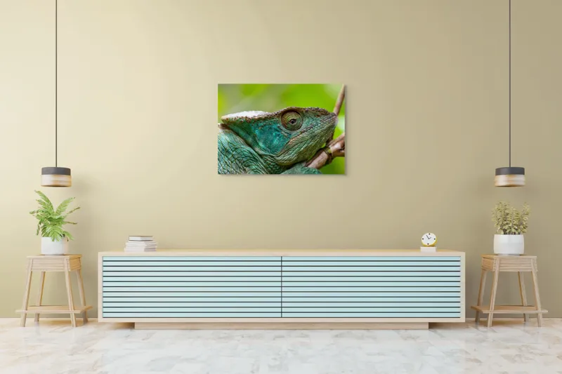 Tablou Canvas, "Cameleonul în culorile naturii vibrante", Schimbare, Culoare, Adaptabilitate, Natură, Detalii, Verde, Textură, Solzi, Obiectiv, Calm, Liniște, 100 x 70 cm – poza 4