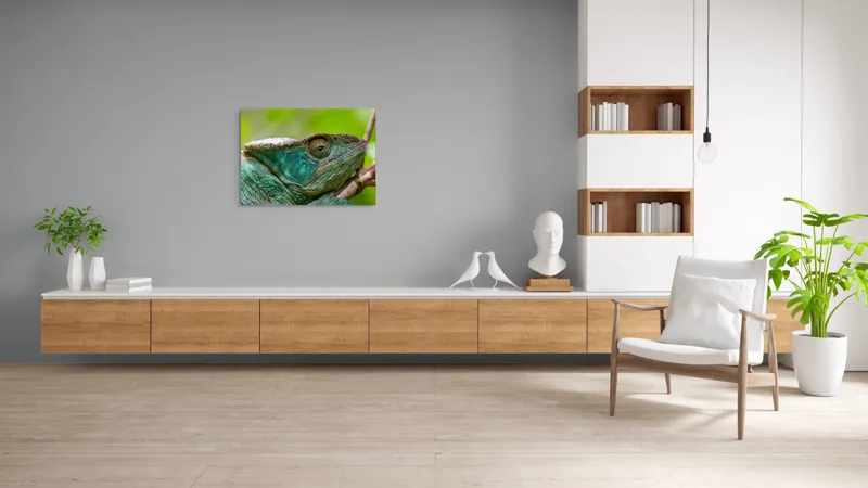 Tablou Canvas, "Cameleonul în culorile naturii vibrante", Schimbare, Culoare, Adaptabilitate, Natură, Detalii, Verde, Textură, Solzi, Obiectiv, Calm, Liniște, 100 x 70 cm – poza 6