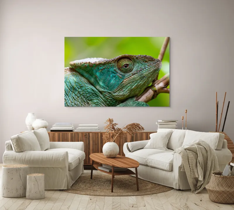 Tablou Canvas, "Cameleonul în culorile naturii vibrante", Schimbare, Culoare, Adaptabilitate, Natură, Detalii, Verde, Textură, Solzi, Obiectiv, Calm, Liniște, 150 x 100 cm – poza 3