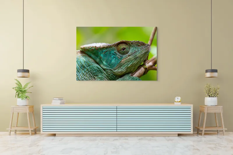 Tablou Canvas, "Cameleonul în culorile naturii vibrante", Schimbare, Culoare, Adaptabilitate, Natură, Detalii, Verde, Textură, Solzi, Obiectiv, Calm, Liniște, 150 x 100 cm – poza 6