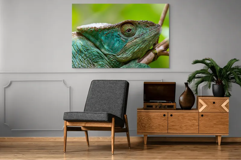 Tablou Canvas, "Cameleonul în culorile naturii vibrante", Schimbare, Culoare, Adaptabilitate, Natură, Detalii, Verde, Textură, Solzi, Obiectiv, Calm, Liniște, 150 x 100 cm – poza 8