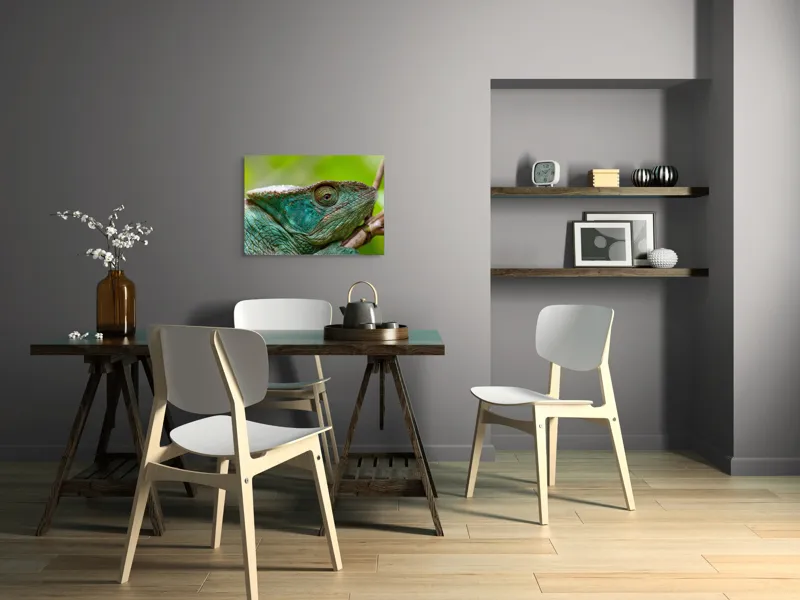 Tablou Canvas, "Cameleonul în culorile naturii vibrante", Schimbare, Culoare, Adaptabilitate, Natură, Detalii, Verde, Textură, Solzi, Obiectiv, Calm, Liniște, 70 x 50 cm – poza 5