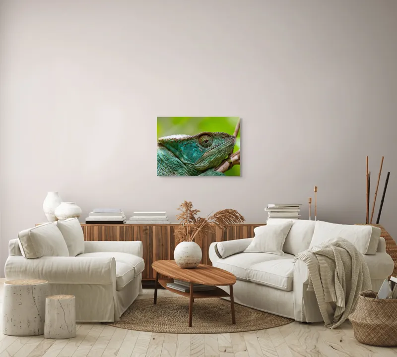Tablou Canvas, "Cameleonul în culorile naturii vibrante", Schimbare, Culoare, Adaptabilitate, Natură, Detalii, Verde, Textură, Solzi, Obiectiv, Calm, Liniște, 70 x 50 cm – poza 6