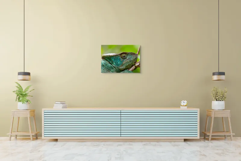 Tablou Canvas, "Cameleonul în culorile naturii vibrante", Schimbare, Culoare, Adaptabilitate, Natură, Detalii, Verde, Textură, Solzi, Obiectiv, Calm, Liniște, 70 x 50 cm – poza 7
