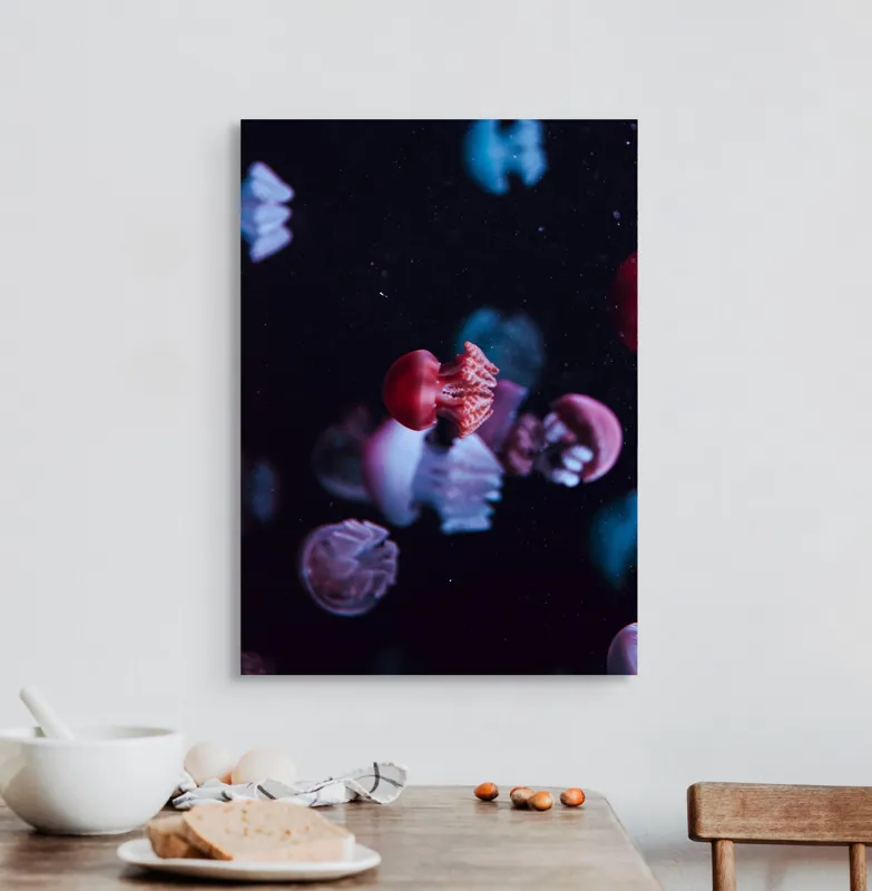 Tablou Canvas, "Dansul meduzelor sub acvariul nocturn", Meduze, Luminiscente, Dansatoare, Acvatice, Misterioase, Grațioase, Colorate, Plutitoare, 50 x 70 cm – poza 3