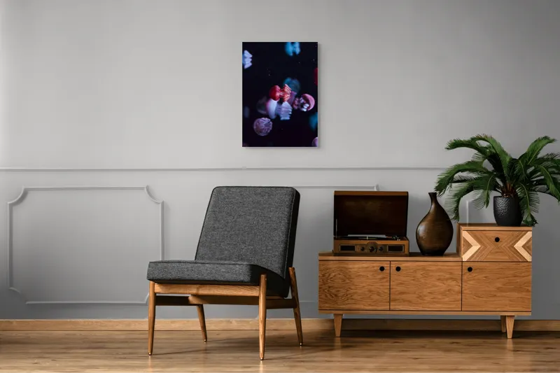 Tablou Canvas, "Dansul meduzelor sub acvariul nocturn", Meduze, Luminiscente, Dansatoare, Acvatice, Misterioase, Grațioase, Colorate, Plutitoare, 50 x 70 cm – poza 8