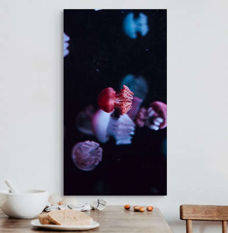 Tablou Canvas, "Dansul meduzelor sub acvariul nocturn", Meduze, Luminiscente, Dansatoare, Acvatice, Misterioase, Grațioase, Colorate, Plutitoare, 50 x 90 cm – poza 3