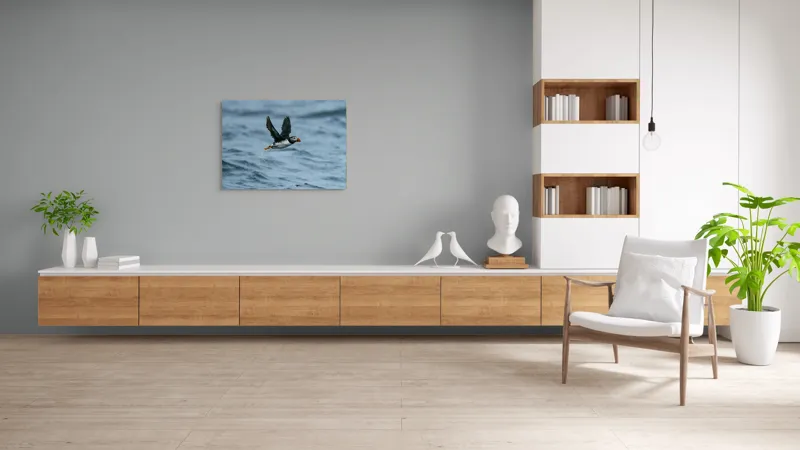 Tablou Canvas, "Zborul pufinului deasupra mării", Puffin, Zbor, Ocean, Pene, Aripi, Cer, Valuri, Natura, Libertate, Eleganta, 100 x 70 cm – poza 6