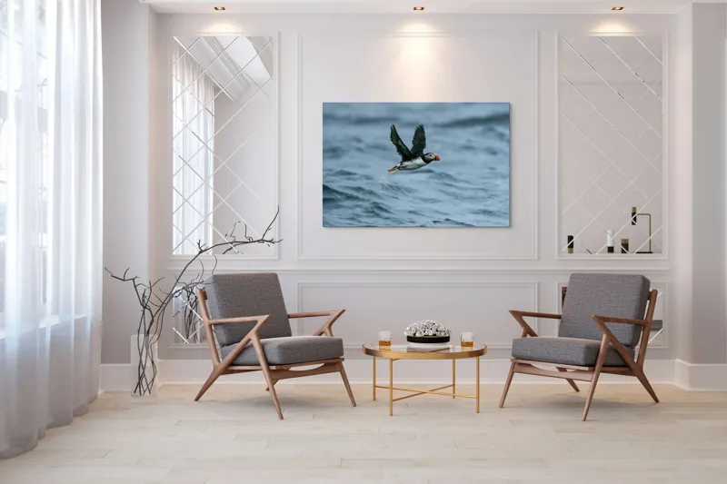 Tablou Canvas, "Zborul pufinului deasupra mării", Puffin, Zbor, Ocean, Pene, Aripi, Cer, Valuri, Natura, Libertate, Eleganta, 150 x 100 cm – poza 7