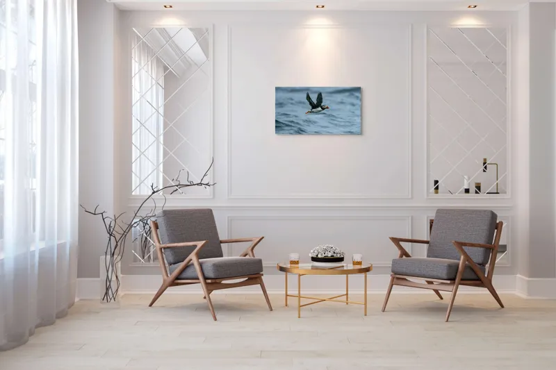 Tablou Canvas, "Zborul pufinului deasupra mării", Puffin, Zbor, Ocean, Pene, Aripi, Cer, Valuri, Natura, Libertate, Eleganta, 90 x 50 cm – poza 7