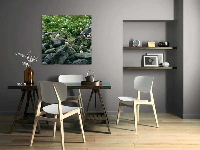 Tablou Canvas, "Colonie de puffini pe stânci verzi", Puffins, Stânci, Verdeață, Flori, Păsări, Ocean, Natură, Peisaj, Culoare, Viață., 100 x 100 cm – poza 6