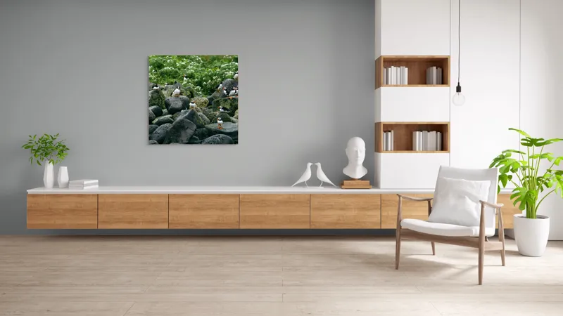 Tablou Canvas, "Colonie de puffini pe stânci verzi", Puffins, Stânci, Verdeață, Flori, Păsări, Ocean, Natură, Peisaj, Culoare, Viață., 100 x 100 cm – poza 8