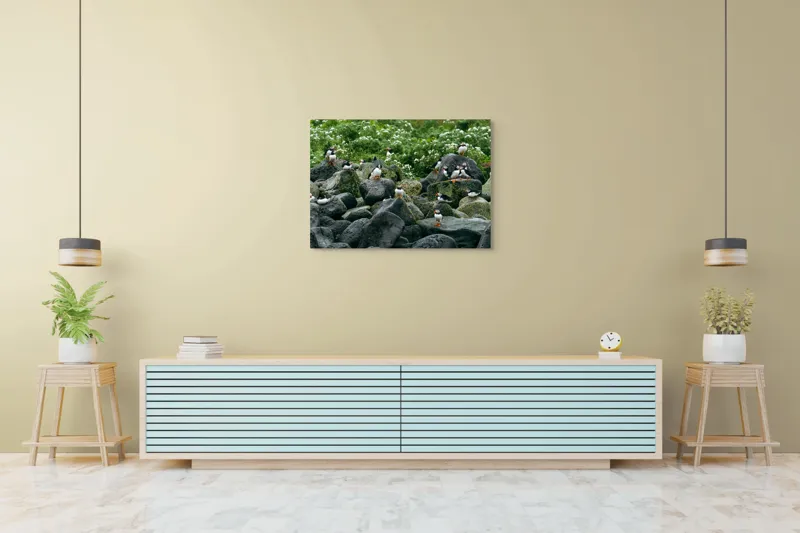 Tablou Canvas, "Colonie de puffini pe stânci verzi", Puffins, Stânci, Verdeață, Flori, Păsări, Ocean, Natură, Peisaj, Culoare, Viață., 100 x 70 cm – poza 4