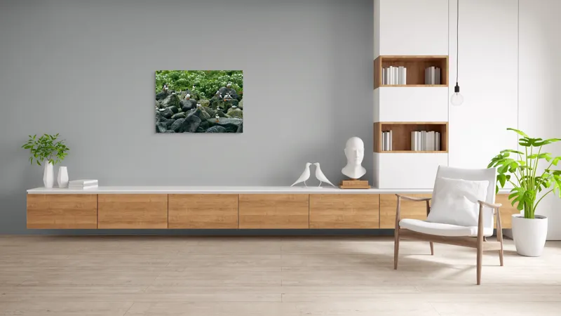 Tablou Canvas, "Colonie de puffini pe stânci verzi", Puffins, Stânci, Verdeață, Flori, Păsări, Ocean, Natură, Peisaj, Culoare, Viață., 100 x 70 cm – poza 6