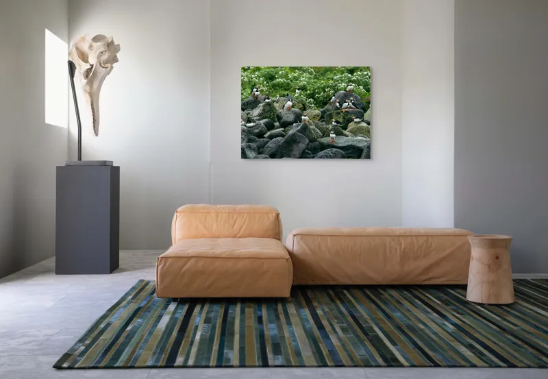 Tablou Canvas, "Colonie de puffini pe stânci verzi", Puffins, Stânci, Verdeață, Flori, Păsări, Ocean, Natură, Peisaj, Culoare, Viață., 100 x 70 cm – poza 7