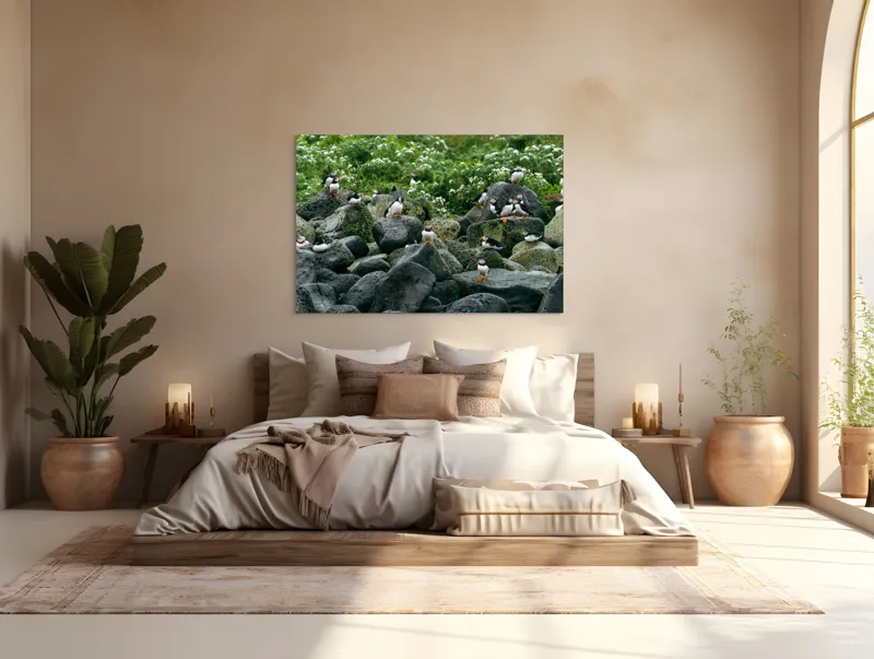 Tablou Canvas, "Colonie de puffini pe stânci verzi", Puffins, Stânci, Verdeață, Flori, Păsări, Ocean, Natură, Peisaj, Culoare, Viață., 150 x 100 cm – poza 4
