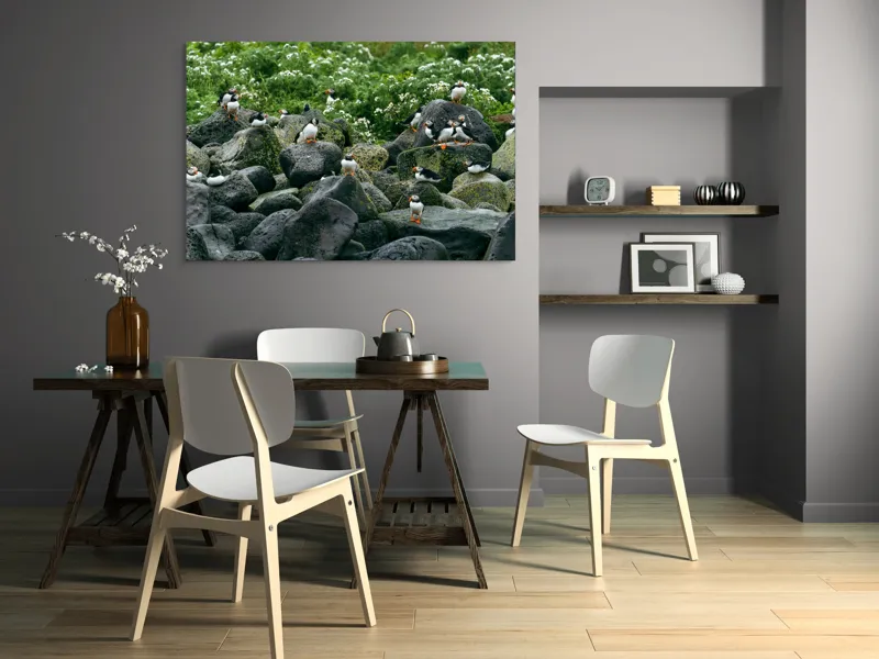 Tablou Canvas, "Colonie de puffini pe stânci verzi", Puffins, Stânci, Verdeață, Flori, Păsări, Ocean, Natură, Peisaj, Culoare, Viață., 150 x 100 cm – poza 5