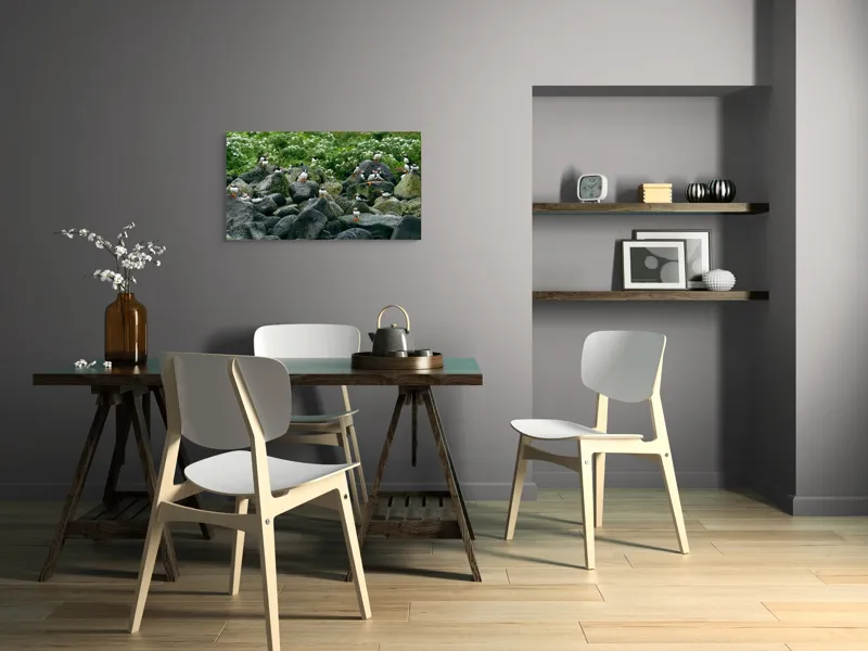 Tablou Canvas, "Colonie de puffini pe stânci verzi", Puffins, Stânci, Verdeață, Flori, Păsări, Ocean, Natură, Peisaj, Culoare, Viață., 90 x 50 cm – poza 3