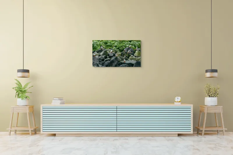 Tablou Canvas, "Colonie de puffini pe stânci verzi", Puffins, Stânci, Verdeață, Flori, Păsări, Ocean, Natură, Peisaj, Culoare, Viață., 90 x 50 cm – poza 5