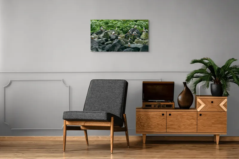 Tablou Canvas, "Colonie de puffini pe stânci verzi", Puffins, Stânci, Verdeață, Flori, Păsări, Ocean, Natură, Peisaj, Culoare, Viață., 90 x 50 cm – poza 6