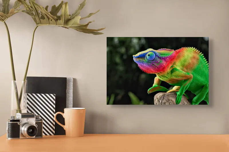 Tablou Canvas, "Cameleonul în culori vibrante ale junglei", Cameleon, Colorat, Texturat, Exotic, Vibrant, Fascinant, Natură, Reptilă, Transformare, Adaptabilitate, 39 x 26 cm – poza 3
