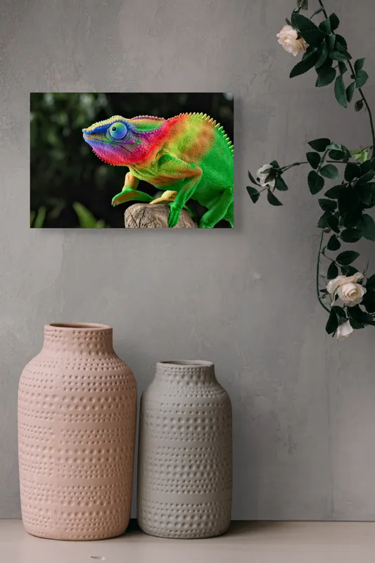 Tablou Canvas, "Cameleonul în culori vibrante ale junglei", Cameleon, Colorat, Texturat, Exotic, Vibrant, Fascinant, Natură, Reptilă, Transformare, Adaptabilitate, 39 x 26 cm – poza 4