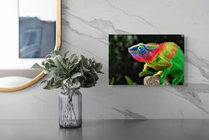 Tablou Canvas, "Cameleonul în culori vibrante ale junglei", Cameleon, Colorat, Texturat, Exotic, Vibrant, Fascinant, Natură, Reptilă, Transformare, Adaptabilitate, 39 x 26 cm – poza 5