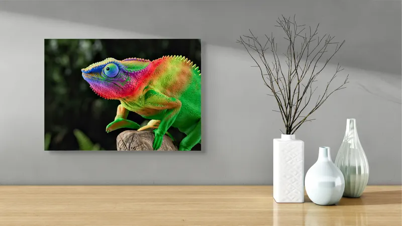 Tablou Canvas, "Cameleonul în culori vibrante ale junglei", Cameleon, Colorat, Texturat, Exotic, Vibrant, Fascinant, Natură, Reptilă, Transformare, Adaptabilitate, 54 x 39 cm – poza 3